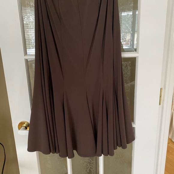 2 piece skirt with off the shoulder top. Ties at the neck with necklace. - Picture 4 of 4